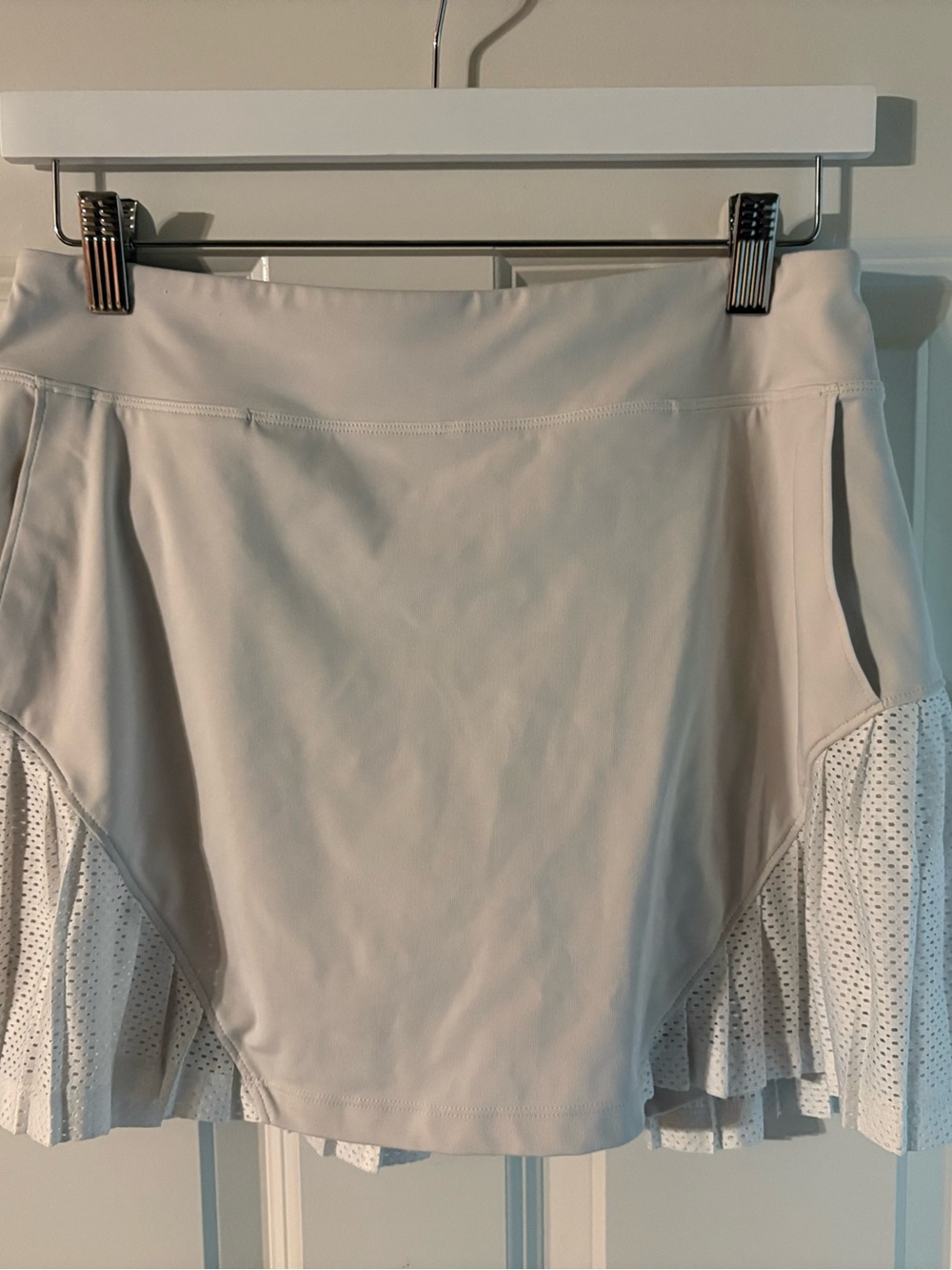 Under Armour White Athletic Skirt with Pleated Perforated Panels size medium